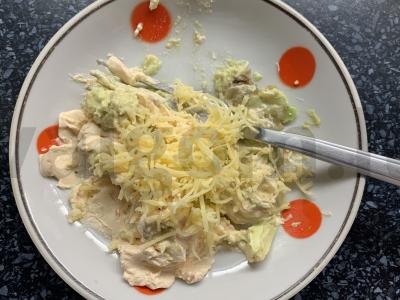 Užkandis ant krekerių su kreminiu sūriu, pomidorais ir kiviais Žingsnis 2