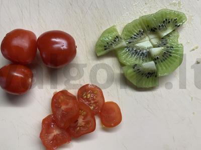 Užkandis ant krekerių su kreminiu sūriu, pomidorais ir kiviais Žingsnis 3