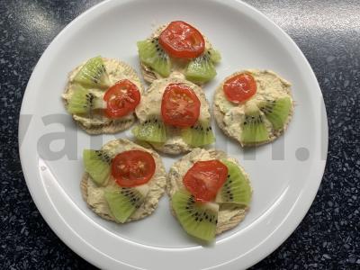 Užkandis ant krekerių su kreminiu sūriu, pomidorais ir kiviais Žingsnis 5