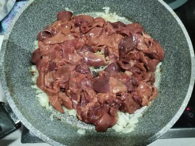 Vištienos kepenėlės grietinėje Žingsnis 3