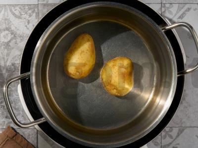 Salotos su riebia žuvimi ir jauna bulve Žingsnis 1