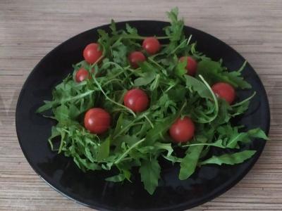 Salotas „Vasara visus metus“ iš rukolos, pomidoriukų ir mocarelos Žingsnis 1