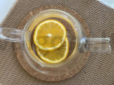 Saldus žaliasis arbata su apelsinu ir kamelija Žingsnis 1