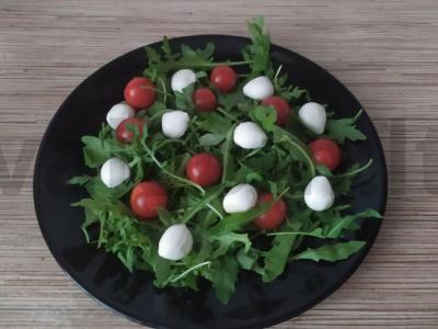 Salotas „Vasara visus metus“ iš rukolos, pomidoriukų ir mocarelos Žingsnis 2