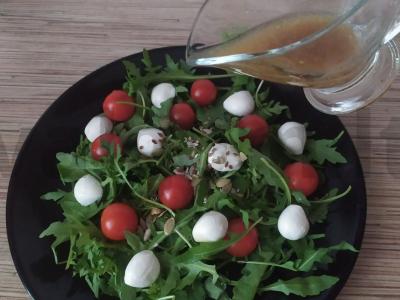 Salotas „Vasara visus metus“ iš rukolos, pomidoriukų ir mocarelos Žingsnis 3