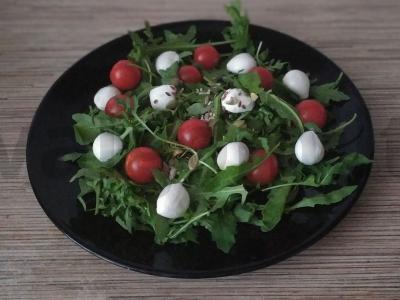 Salotas „Vasara visus metus“ iš rukolos, pomidoriukų ir mocarelos pagrindine nuotrauka