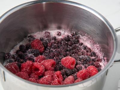 Raudonųjų serbentų ir aviečių uogienė Žingsnis 1