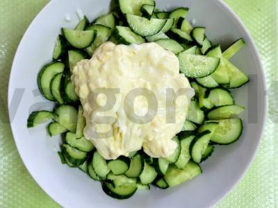 Sultingas salotas su daržovėmis, kiaušiniais ir žolelėmis pagrindine nuotrauka