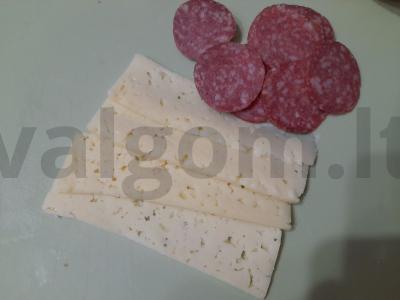 Sumuštinis su marinuotais agurkais, rūkytomis dešromis ir tilziter sūriu Žingsnis 2