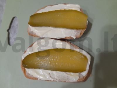 Sumuštinis su marinuotais agurkais, rūkytomis dešromis ir tilziter sūriu Žingsnis 5