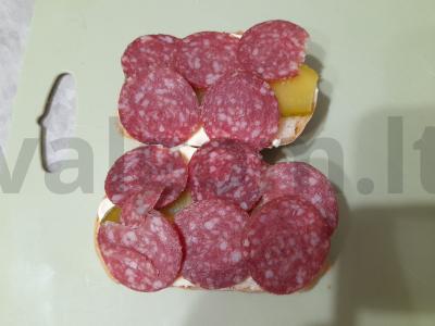 Sumuštinis su marinuotais agurkais, rūkytomis dešromis ir tilziter sūriu Žingsnis 6