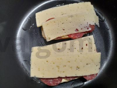 Sumuštinis su marinuotais agurkais, rūkytomis dešromis ir tilziter sūriu Žingsnis 8