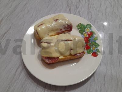 Sumuštinis su marinuotais agurkais, rūkytomis dešromis ir tilziter sūriu pagrindine nuotrauka