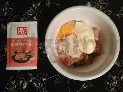 Smulkintos vištienos krūtinėlės kotletai su prieskoniais Žingsnis 2