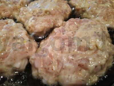 Smulkintos vištienos krūtinėlės kotletai su prieskoniais Žingsnis 3