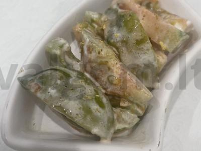 Žalios marinuotos pomidorai su česnaku padažu pagrindine nuotrauka