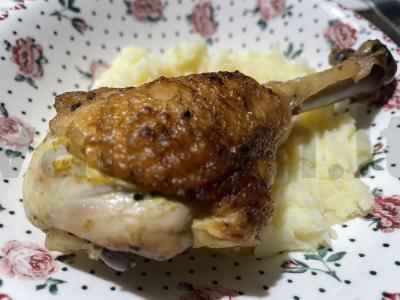 Vištienos kojos su karčiu ant keptuvės pagrindine nuotrauka