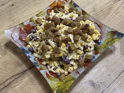 Pupelių ir kukurūzų salotos šventei pagrindine nuotrauka