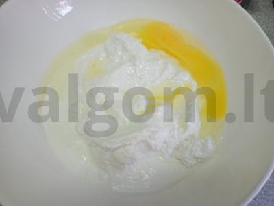 Blynai su minkštu varškės sūriu, vaniliniu cukrumi ir karamele Žingsnis 1