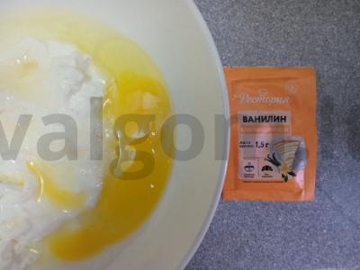 Blynai su minkštu varškės sūriu, vaniliniu cukrumi ir karamele Žingsnis 2