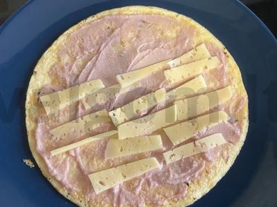 Kiaušinių ritinėliai su mėsos paštetu ir sūriu Žingsnis 4