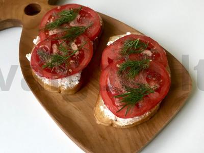 Tostai su pomidorais ir varškės sūriu pagrindine nuotrauka