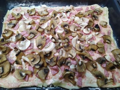 Namų pica su pievagrybiais ir rūkytomis dešromis Žingsnis 3