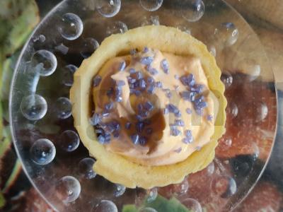 Tartaletė su grietinės padažu ir veidrodiniu cukrumi pagrindine nuotrauka