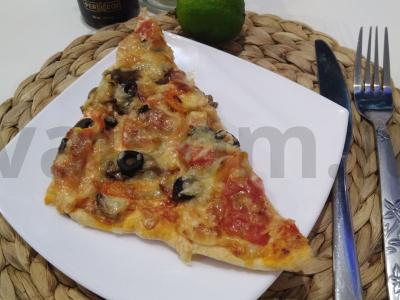 Namų pica su pievagrybiais ir rūkytomis dešromis pagrindine nuotrauka