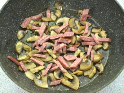 Kiaušinienė su grybais ir dešra pusryčiams Žingsnis 3