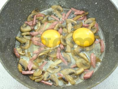 Kiaušinienė su grybais ir dešra pusryčiams Žingsnis 4