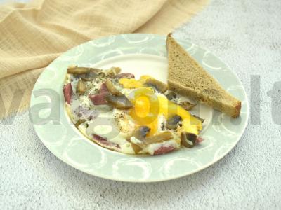 Kiaušinienė su grybais ir dešra pusryčiams pagrindine nuotrauka