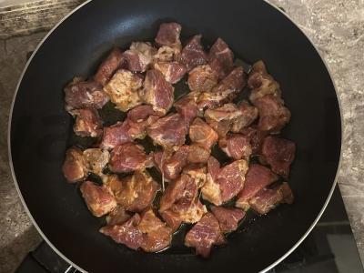 Plovas su kiauliena ir česnaku Žingsnis 1