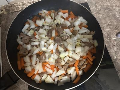 Plovas su kiauliena ir česnaku Žingsnis 4