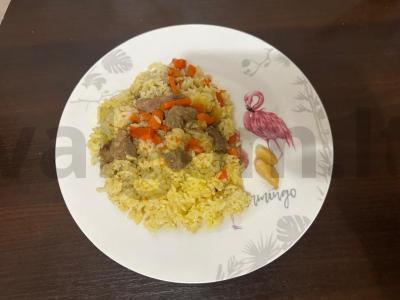 Plovas su kiauliena ir česnaku pagrindine nuotrauka