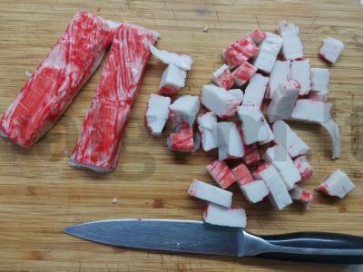 Salotas su krabų lazdelėmis ir kopūstais Žingsnis 1