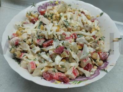 Salotas su krabų lazdelėmis ir kopūstais pagrindine nuotrauka