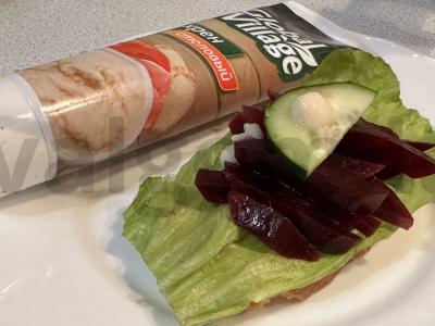 Naudingas burokėlių tostadas su žolelėmis ir krienais pagrindine nuotrauka