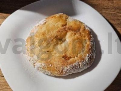 Namų osėtinė pyragas su gauda sūriu ir žolelėmis pagrindine nuotrauka