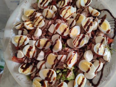 Salotos su tunu ir mocarela pagrindine nuotrauka