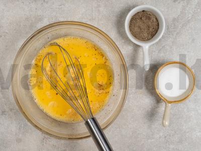 Kiaušiniai su kumpiu ir sūriu Žingsnis 1