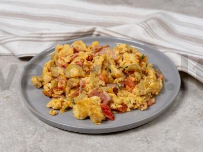 Kiaušiniai su kumpiu ir sūriu pagrindine nuotrauka