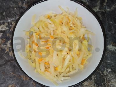 Marinuotų kopūstų salotos su virta dešra ir servelatu Žingsnis 1