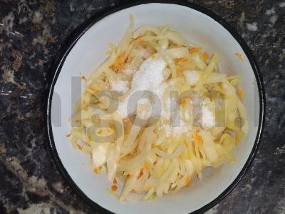 Marinuotų kopūstų salotos su virta dešra ir servelatu Žingsnis 2