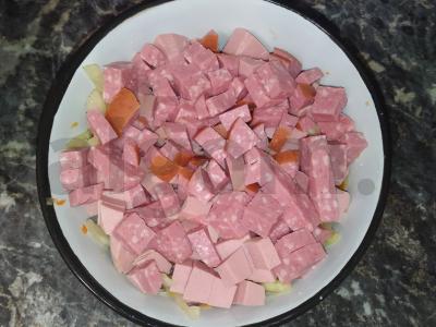 Marinuotų kopūstų salotos su virta dešra ir servelatu Žingsnis 3