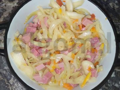 Marinuotų kopūstų salotos su virta dešra ir servelatu pagrindine nuotrauka