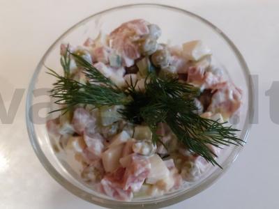 Olivje su šviežiu agurku pagrindine nuotrauka