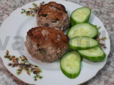 Vištienos kotletai su žolelėmis pagrindine nuotrauka
