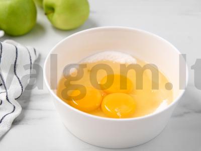 Kvapni šarlotė su obuoliais Žingsnis 1