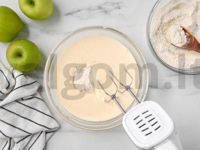 Kvapni šarlotė su obuoliais Žingsnis 4